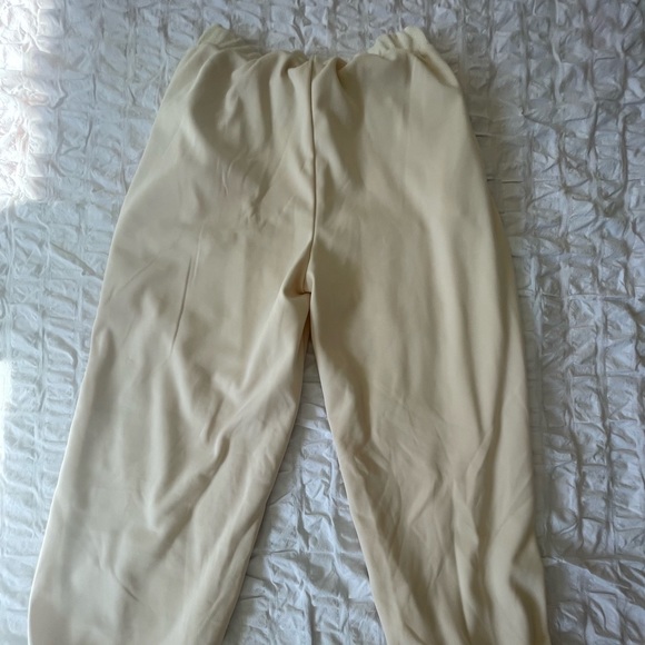 AMAZON Size Medium. Comfy lounge set. Sleeveless knitted sweater & Sweatpants. - Picture 4 of 4